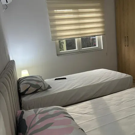 아파트 Kevi 's Place 티라나